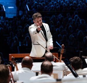 Béla Fleck Instagram - Béla Fleck delighted the crowd at Blossom Music Center on Saturday with his banjo transcription of Gershwin’s “Rhapsody in Blue” with The Cleveland Orchestra and conductor Brett Mitchell. (📸: @klibal) 
.
.
.
#clevelandorchestra #belafleck #blossommusiccenter #cleveorch #classical #music