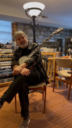 Béla Fleck Instagram - My Bluegrass Heart is in Europe and the UK this month! The band is incredible and includes @bryansuttond28, @sierradawnhull, @michaelclevelandfiddle, @justinmosesmusic and @markschatzmusic. Hope to see you 👋 

🎟️: belafleck.com