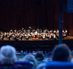 Béla Fleck Instagram - Béla Fleck delighted the crowd at Blossom Music Center on Saturday with his banjo transcription of Gershwin’s “Rhapsody in Blue” with The Cleveland Orchestra and conductor Brett Mitchell. (📸: @klibal) 
.
.
.
#clevelandorchestra #belafleck #blossommusiccenter #cleveorch #classical #music