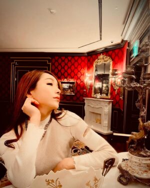 Bell Instagram - ゆっくり。まっこり。ソウル旅。　思い出4

ホテル「レスケープ」♠️♥️♣️♦️
どこもかしこも素敵なの♥️
可愛さとゴシック調な洋館がミステリアスな雰囲気で、ひとつひとつが、映画のワンシーンの様で気分はサスペンス女優ょ。#片平なぎさ 

屋台🏮
屋台街で一杯やって、ユッケ屋さんへ❣️
レバ刺しも日本ぢゃ食べれんから、気持ち悪くなるくらい頂きましたぁ✨
私の大事な肝臓さんへ届け。

#ホテルレスケープ
#L'SECAPE
#ソウルレバ刺し
#ソウルユッケ