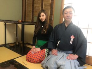 Bell Instagram - 怒涛の数ヶ月、、、酷く疲れてた先日。
母がお世話になっております、
茶道雅流様より御招待賜り、お芽出度きお茶会へ伺って参りました。
勝手に茶道というものを難しく感じていた自分でしたが、
やっぱ難しい。
けど美しい。
そして緊張から慣れてくると
、お茶が運ばれるまで色々な感情と向き合う時間が訪れ、瞑想の時間へ、、、
母の所作。
母の姿に、改めて感動した一日でした。

席を共にしましたのは、
スワンヌ(同級生であり日本舞踊宮田流家元)！
袴で美しい。
さすがです👍私服てぴよぴよしてる様には、きっとだれも思わないくらい、貫禄がありエレガンザでした👍
#茶道雅流様
#ひげがーる 
#新宿区
#茶道初心者 
#ニューハーフ