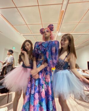 Bell Instagram - 先日開催された
リップシンクバトルイベント💋
「sparkle」にムクちゃんとお邪魔してきましたぁ〜💛✨✨
しょっぱなから濃いめサワーで乾杯🍻

「オピュランス」お馴染みのメンバーのヴェラちゃんラビちゃんにも会えたぁ〜❤️‍🔥
バトルメンバーの決死のバトル✨最高のパフォーマンスに涙😭
何色ものキャラクターがスパークしまくり✨
あぁ〜楽しかった〜💝

この模様は、
今夜のジロジロ有吉で‼️
見逃し配信は、
TVer、U-NEXTで😊

#有吉じゃぽん
#ジロジロ有吉 
#有吉
#tbs
#ひげがーる
#ベル
#ニューハーフ
#lgbt