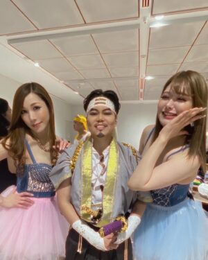 Bell Instagram - 先日開催された
リップシンクバトルイベント💋
「sparkle」にムクちゃんとお邪魔してきましたぁ〜💛✨✨
しょっぱなから濃いめサワーで乾杯🍻

「オピュランス」お馴染みのメンバーのヴェラちゃんラビちゃんにも会えたぁ〜❤️‍🔥
バトルメンバーの決死のバトル✨最高のパフォーマンスに涙😭
何色ものキャラクターがスパークしまくり✨
あぁ〜楽しかった〜💝

この模様は、
今夜のジロジロ有吉で‼️
見逃し配信は、
TVer、U-NEXTで😊

#有吉じゃぽん
#ジロジロ有吉 
#有吉
#tbs
#ひげがーる
#ベル
#ニューハーフ
#lgbt