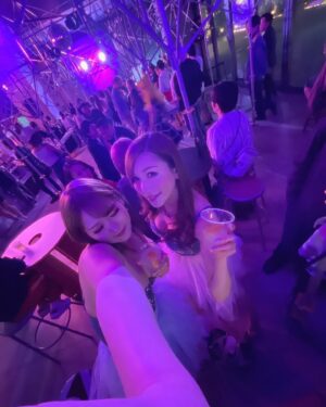 Bell Instagram - 先日開催された
リップシンクバトルイベント💋
「sparkle」にムクちゃんとお邪魔してきましたぁ〜💛✨✨
しょっぱなから濃いめサワーで乾杯🍻

「オピュランス」お馴染みのメンバーのヴェラちゃんラビちゃんにも会えたぁ〜❤️‍🔥
バトルメンバーの決死のバトル✨最高のパフォーマンスに涙😭
何色ものキャラクターがスパークしまくり✨
あぁ〜楽しかった〜💝

この模様は、
今夜のジロジロ有吉で‼️
見逃し配信は、
TVer、U-NEXTで😊

#有吉じゃぽん
#ジロジロ有吉 
#有吉
#tbs
#ひげがーる
#ベル
#ニューハーフ
#lgbt