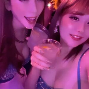 Bell Instagram - 先日開催された
リップシンクバトルイベント💋
「sparkle」にムクちゃんとお邪魔してきましたぁ〜💛✨✨
しょっぱなから濃いめサワーで乾杯🍻

「オピュランス」お馴染みのメンバーのヴェラちゃんラビちゃんにも会えたぁ〜❤️‍🔥
バトルメンバーの決死のバトル✨最高のパフォーマンスに涙😭
何色ものキャラクターがスパークしまくり✨
あぁ〜楽しかった〜💝

この模様は、
今夜のジロジロ有吉で‼️
見逃し配信は、
TVer、U-NEXTで😊

#有吉じゃぽん
#ジロジロ有吉 
#有吉
#tbs
#ひげがーる
#ベル
#ニューハーフ
#lgbt