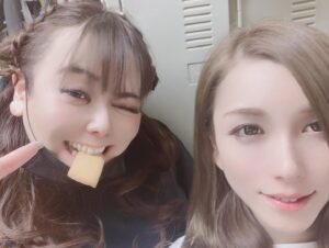 Bell Instagram - えーっと。ちゃん子🩷
お誕生日おめでとう🎁

皆様にご報告するのに、凄く時間がかかってしまいました。

私達の大好きで、かけがえのない友が、先日、先に旅立ちました。
正直、受け入れるまでに時間が必要な中、心が追いつかない毎日でしたが、耳元で彼女の「バーカっ、ベル！」が聞こえてくる様で頑張って来ました。
いっぱいいっぱい泣きました。
みんなでいっぱいいっぱい泣きました。
まだ、受け入れられるほど大人ぢゃないです。
ひとりになると悲しいし、寂しいし、辛いし。

彼女には、沢山沢山沢山世話になったんです。
だらしない私をいつでも、「ベルー任しときー❣️」って
守ってくれて、
一応私って先輩なのに、
「あー❣️うちのベルは馬鹿だから〜っがはははーっ笑笑」ってイジってくるのが大好きだったし。

いっぱい嫌な事もいっぱい飲み込んでくれて、消化してくれる器量のある姐さん気質で、いっぱい助けてもらった人達がいたとおもいます。
後輩には口うるさいクセに、その後飲み連れてくし。笑

恒例のチャンコ、文庫、ずんこ、私、同級生で、たまにやる同級生会は嬉しかったな。
そういうのも大事にしてくれる人。
私、なんもチャンコにお返し出来なかった。
いつも助けてもらってばかりで、
それでもかのじょは、
「うっせー‼️やりたくてやってんだよー‼️」
って守ってくれてた愛情に、今さらなんも出来ない自分が悔しいんです
今会えないあの人に言いたいのは、
ふざけんなって事と会いたいよって、伝えたいです。

私が偉そうな事は言えないのですが、
これまでチャンコを愛してくれた皆様、ご報告が遅くなって申し訳ありませんでした。
今までちゃんこを愛して、可愛がってきてくれた皆様、
改めて、本当にありがとうございます❣️
この先もいっぱいいっぱいチャンコの思い出話で騒いでくれたら嬉しいです❣️
#ひげがーる 
#はろうぃんコスプレ 
#歌舞伎町
#宮崎
#東京
#ニューハーフ