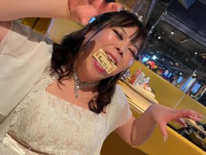 Bell Instagram - えーっと。ちゃん子🩷
お誕生日おめでとう🎁

皆様にご報告するのに、凄く時間がかかってしまいました。

私達の大好きで、かけがえのない友が、先日、先に旅立ちました。
正直、受け入れるまでに時間が必要な中、心が追いつかない毎日でしたが、耳元で彼女の「バーカっ、ベル！」が聞こえてくる様で頑張って来ました。
いっぱいいっぱい泣きました。
みんなでいっぱいいっぱい泣きました。
まだ、受け入れられるほど大人ぢゃないです。
ひとりになると悲しいし、寂しいし、辛いし。

彼女には、沢山沢山沢山世話になったんです。
だらしない私をいつでも、「ベルー任しときー❣️」って
守ってくれて、
一応私って先輩なのに、
「あー❣️うちのベルは馬鹿だから〜っがはははーっ笑笑」ってイジってくるのが大好きだったし。

いっぱい嫌な事もいっぱい飲み込んでくれて、消化してくれる器量のある姐さん気質で、いっぱい助けてもらった人達がいたとおもいます。
後輩には口うるさいクセに、その後飲み連れてくし。笑

恒例のチャンコ、文庫、ずんこ、私、同級生で、たまにやる同級生会は嬉しかったな。
そういうのも大事にしてくれる人。
私、なんもチャンコにお返し出来なかった。
いつも助けてもらってばかりで、
それでもかのじょは、
「うっせー‼️やりたくてやってんだよー‼️」
って守ってくれてた愛情に、今さらなんも出来ない自分が悔しいんです
今会えないあの人に言いたいのは、
ふざけんなって事と会いたいよって、伝えたいです。

私が偉そうな事は言えないのですが、
これまでチャンコを愛してくれた皆様、ご報告が遅くなって申し訳ありませんでした。
今までちゃんこを愛して、可愛がってきてくれた皆様、
改めて、本当にありがとうございます❣️
この先もいっぱいいっぱいチャンコの思い出話で騒いでくれたら嬉しいです❣️
#ひげがーる 
#はろうぃんコスプレ 
#歌舞伎町
#宮崎
#東京
#ニューハーフ