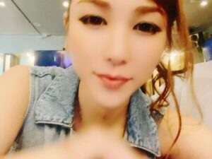 Bell Instagram - えーっと。ちゃん子🩷
お誕生日おめでとう🎁

皆様にご報告するのに、凄く時間がかかってしまいました。

私達の大好きで、かけがえのない友が、先日、先に旅立ちました。
正直、受け入れるまでに時間が必要な中、心が追いつかない毎日でしたが、耳元で彼女の「バーカっ、ベル！」が聞こえてくる様で頑張って来ました。
いっぱいいっぱい泣きました。
みんなでいっぱいいっぱい泣きました。
まだ、受け入れられるほど大人ぢゃないです。
ひとりになると悲しいし、寂しいし、辛いし。

彼女には、沢山沢山沢山世話になったんです。
だらしない私をいつでも、「ベルー任しときー❣️」って
守ってくれて、
一応私って先輩なのに、
「あー❣️うちのベルは馬鹿だから〜っがはははーっ笑笑」ってイジってくるのが大好きだったし。

いっぱい嫌な事もいっぱい飲み込んでくれて、消化してくれる器量のある姐さん気質で、いっぱい助けてもらった人達がいたとおもいます。
後輩には口うるさいクセに、その後飲み連れてくし。笑

恒例のチャンコ、文庫、ずんこ、私、同級生で、たまにやる同級生会は嬉しかったな。
そういうのも大事にしてくれる人。
私、なんもチャンコにお返し出来なかった。
いつも助けてもらってばかりで、
それでもかのじょは、
「うっせー‼️やりたくてやってんだよー‼️」
って守ってくれてた愛情に、今さらなんも出来ない自分が悔しいんです
今会えないあの人に言いたいのは、
ふざけんなって事と会いたいよって、伝えたいです。

私が偉そうな事は言えないのですが、
これまでチャンコを愛してくれた皆様、ご報告が遅くなって申し訳ありませんでした。
今までちゃんこを愛して、可愛がってきてくれた皆様、
改めて、本当にありがとうございます❣️
この先もいっぱいいっぱいチャンコの思い出話で騒いでくれたら嬉しいです❣️
#ひげがーる 
#はろうぃんコスプレ 
#歌舞伎町
#宮崎
#東京
#ニューハーフ