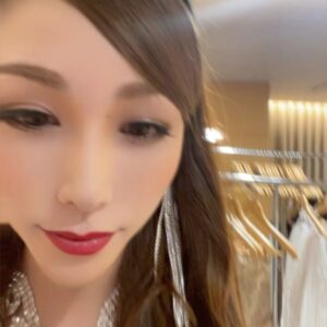 Bell Instagram - 先日、秋田キャッスルホテルにて行われたディナーショーの模様をツイキャスにて
明日9/13の20時より、配信されまぁす✨

明日は、蝶羽さん、たけうち亜美ちゃんとお酒片手に生配信しながらショーの模様をお届け致します✨
お時間ある方は一緒に観てくださーい🤩
👇
■New-Half TOKYO Dinner Show「真夏の夜のニューハーフ・エンターテインメントショー」from 秋田キャッスルホテル
with 濃いのカマ騒ぎ⁈

2023年9月13日（水曜日）
20：00～ 配信開始！

配信トーク生出演：
ベル・蝶羽・たけうち亜美

録画視聴・販売期間：2023/9/13～2023/9/27

配信チケット：3,500円
オリジナルTシャツ付
配信チケット：7,000円

♦配信・販売期間
2023/9/13 20:00〜
2023/9/27 23:59

チケットのご購入はこちら！
https://twitcasting.tv/c:newhalftokyo/shopcart/254139

※出演者がコメントを見ながらお話ができるのはリアルタイムでの生配信時のみとなります。生の会話を楽しみたい方は9/13（水）20:00～の配信開始時刻に合わせ、ご視聴ください。

※期間中、チケットは生配信終了後も購入できます。

※チケットをご購入いただいた方は期間中、何度でも視聴が可能です。（配信終了後は、配信の録画視聴となります）

※特典（オリジナルTシャツ）の発送は配信終了後となります。