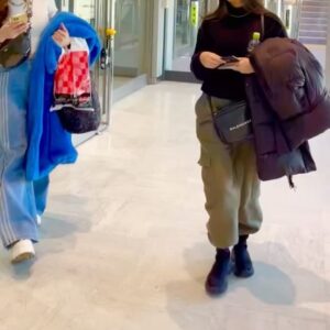 Bell Instagram - 「ゆっくり、まっこり、ソウル旅。」1

昨日韓国から帰って参りました〜🤭

旅は、長年お世話になっておりますご夫妻とダンサーのなっちゃんと✨

実はわたくしが、大谷翔平の妻である事がバレてしまいマスコミから逃げて渡韓🇰🇷
🔻
まずは癒しの生ハチミツマッコリでまったり。🐝
🔻
お次は、隠れ家では無い、やたら人気で話題というホルモンに感動❣️まぢ絶賛ものなんです✨
トイレには翔平のガッツリポスター❣️恥
#ソウル
#ハチミツマッコリ