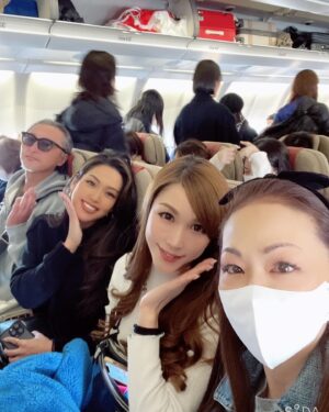 Bell Instagram - 「ゆっくり、まっこり、ソウル旅。」1

昨日韓国から帰って参りました〜🤭

旅は、長年お世話になっておりますご夫妻とダンサーのなっちゃんと✨

実はわたくしが、大谷翔平の妻である事がバレてしまいマスコミから逃げて渡韓🇰🇷
🔻
まずは癒しの生ハチミツマッコリでまったり。🐝
🔻
お次は、隠れ家では無い、やたら人気で話題というホルモンに感動❣️まぢ絶賛ものなんです✨
トイレには翔平のガッツリポスター❣️恥
#ソウル
#ハチミツマッコリ