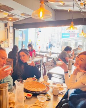 Bell Instagram - 「ゆっくり、まっこり、ソウル旅。」1

昨日韓国から帰って参りました〜🤭

旅は、長年お世話になっておりますご夫妻とダンサーのなっちゃんと✨

実はわたくしが、大谷翔平の妻である事がバレてしまいマスコミから逃げて渡韓🇰🇷
🔻
まずは癒しの生ハチミツマッコリでまったり。🐝
🔻
お次は、隠れ家では無い、やたら人気で話題というホルモンに感動❣️まぢ絶賛ものなんです✨
トイレには翔平のガッツリポスター❣️恥
#ソウル
#ハチミツマッコリ