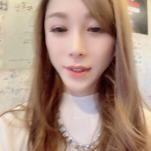 Bell Instagram - 「ゆっくり、まっこり、ソウル旅。」1

昨日韓国から帰って参りました〜🤭

旅は、長年お世話になっておりますご夫妻とダンサーのなっちゃんと✨

実はわたくしが、大谷翔平の妻である事がバレてしまいマスコミから逃げて渡韓🇰🇷
🔻
まずは癒しの生ハチミツマッコリでまったり。🐝
🔻
お次は、隠れ家では無い、やたら人気で話題というホルモンに感動❣️まぢ絶賛ものなんです✨
トイレには翔平のガッツリポスター❣️恥
#ソウル
#ハチミツマッコリ