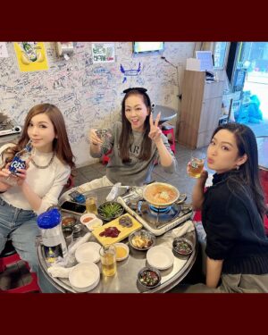 Bell Instagram - 「ゆっくり、まっこり、ソウル旅。」1

昨日韓国から帰って参りました〜🤭

旅は、長年お世話になっておりますご夫妻とダンサーのなっちゃんと✨

実はわたくしが、大谷翔平の妻である事がバレてしまいマスコミから逃げて渡韓🇰🇷
🔻
まずは癒しの生ハチミツマッコリでまったり。🐝
🔻
お次は、隠れ家では無い、やたら人気で話題というホルモンに感動❣️まぢ絶賛ものなんです✨
トイレには翔平のガッツリポスター❣️恥
#ソウル
#ハチミツマッコリ