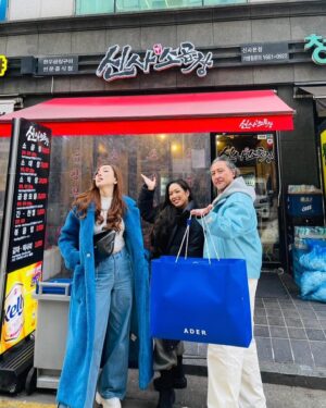 Bell Instagram - 「ゆっくり、まっこり、ソウル旅。」1

昨日韓国から帰って参りました〜🤭

旅は、長年お世話になっておりますご夫妻とダンサーのなっちゃんと✨

実はわたくしが、大谷翔平の妻である事がバレてしまいマスコミから逃げて渡韓🇰🇷
🔻
まずは癒しの生ハチミツマッコリでまったり。🐝
🔻
お次は、隠れ家では無い、やたら人気で話題というホルモンに感動❣️まぢ絶賛ものなんです✨
トイレには翔平のガッツリポスター❣️恥
#ソウル
#ハチミツマッコリ