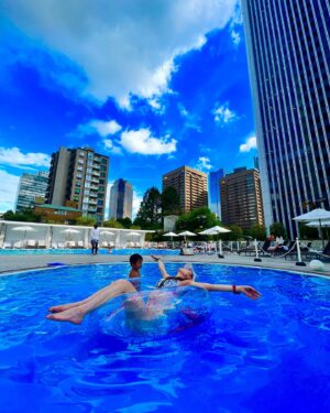 Bell Instagram - 昨日🏊‍♀️✨
20年来の悪友と、息子リオ3歳と共に、
水遊びして来ました💙🩵💚ぴちゃぴちゃ💦
メインプールを横目に
お酒片手に子供プールで楽しんで参りました‼️
子供達が私の正体に気付いてたかどうかは定かではありませんが、私なんぞ気にも留めず、子供達ははしゃいでおられました✨

はしゃいでる子供達に、汚い大人にだけはならないでと、ほろ酔いで願いながら、汚れた自分を慰める良い時間となりました💜

#anaintercontinentaltokyo 
#ガーデンプール
#歌舞伎町
#ひげガール
#ひげがーるべる 
#プール
#ニューハーフ
#有吉ジャポンⅱジロジロ有吉