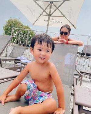 Bell Instagram - 昨日🏊‍♀️✨
20年来の悪友と、息子リオ3歳と共に、
水遊びして来ました💙🩵💚ぴちゃぴちゃ💦
メインプールを横目に
お酒片手に子供プールで楽しんで参りました‼️
子供達が私の正体に気付いてたかどうかは定かではありませんが、私なんぞ気にも留めず、子供達ははしゃいでおられました✨

はしゃいでる子供達に、汚い大人にだけはならないでと、ほろ酔いで願いながら、汚れた自分を慰める良い時間となりました💜

#anaintercontinentaltokyo 
#ガーデンプール
#歌舞伎町
#ひげガール
#ひげがーるべる 
#プール
#ニューハーフ
#有吉ジャポンⅱジロジロ有吉