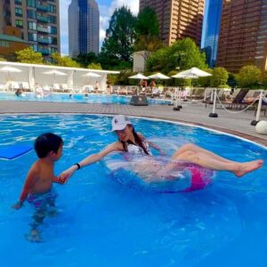 Bell Instagram - 昨日🏊‍♀️✨
20年来の悪友と、息子リオ3歳と共に、
水遊びして来ました💙🩵💚ぴちゃぴちゃ💦
メインプールを横目に
お酒片手に子供プールで楽しんで参りました‼️
子供達が私の正体に気付いてたかどうかは定かではありませんが、私なんぞ気にも留めず、子供達ははしゃいでおられました✨

はしゃいでる子供達に、汚い大人にだけはならないでと、ほろ酔いで願いながら、汚れた自分を慰める良い時間となりました💜

#anaintercontinentaltokyo 
#ガーデンプール
#歌舞伎町
#ひげガール
#ひげがーるべる 
#プール
#ニューハーフ
#有吉ジャポンⅱジロジロ有吉