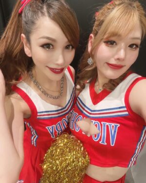 Bell Instagram - オピュランス非公認アンバサダーのベルとムクです💫❤️‍🔥
精一杯応援してきました📣🎊
今回はヴェラちゃんがアメフトの衣装だったので、
我々はチアコスで身を包み参戦🏈✨

イベントの模様は明日放送のジロジロ有吉で🤩✨

タクシー乗ってたら、スカルプDのcmでヴェラちゃん出現🩷

#オピュランス
#ジロジロ有吉
#有吉じゃぽん 
#ひげがーる
#ニューハーフ
