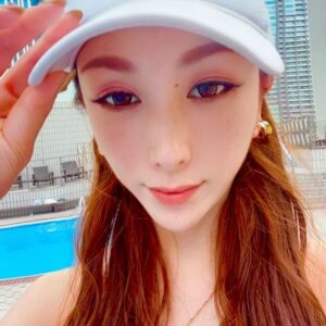 Bell Instagram - 昨日🏊‍♀️✨
20年来の悪友と、息子リオ3歳と共に、
水遊びして来ました💙🩵💚ぴちゃぴちゃ💦
メインプールを横目に
お酒片手に子供プールで楽しんで参りました‼️
子供達が私の正体に気付いてたかどうかは定かではありませんが、私なんぞ気にも留めず、子供達ははしゃいでおられました✨

はしゃいでる子供達に、汚い大人にだけはならないでと、ほろ酔いで願いながら、汚れた自分を慰める良い時間となりました💜

#anaintercontinentaltokyo 
#ガーデンプール
#歌舞伎町
#ひげガール
#ひげがーるべる 
#プール
#ニューハーフ
#有吉ジャポンⅱジロジロ有吉