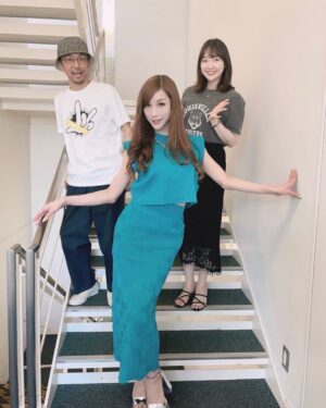 Bell Instagram - 昨日、ほぼ初めてのラジオ出演ということで、
文化放送「西川あやの おいでよ！クリエイティ部」様にお邪魔して参りました〜💖
緊張し過ぎてたんですが、プロフェッショナルな、お二人なんですが、温かい雰囲気で迎えて下さって、いじって下さって、笑、
心から楽しくて喋らせて頂けて、幸せなお時間でございました❣️✨
カスカスな声でスイマセンでした。😭
不慣れな私を調理して頂けて、幸せです😭
大好きなこの番組にまたお邪魔出来るよう精進して参ります❣️ 

一部、Podcastにて本日の振り返りで聴けるそうですので、お手隙の時にでも是非です✨

＃文化放送
＃ニューハーフ
#くりえいてぃぶ
#歌舞伎町
#ショーパブ

@nishikawaayano 
@bourbonne_campy