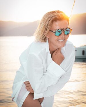 Belma Canciğer Instagram - Gülümseyin işte, kimine yalandan,kimine inattan,kimine küfürden,kimine sevgiyle, kimine aşk ile,bir şekilde gülün o yerine gider... #tbt❤️