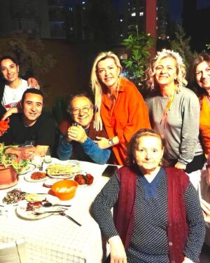 Belma Canciğer Instagram - Portakal çiçeği festivaline her sene gitmek isterdim bu sene gittim🙏yıllar önce eşimin memleketine gittiğimde de aynı duyguyu yaşamıştım, ne kadar samimi ne kadar içten insanlar💕festival çok güzeldi,o kadar çok etkinlik vardı ki! nereye yetişeceğimizi şaşırdık, hem gözümüz hem gönlümüz doydu,en çokda karnımız😀damdaki kebapçıyı asla unutmuycam💕çok teşekkürler🍊🍊🍊#adanaportakalçiçeğifestivali @nisandaadanada @adana.portakalcicegi @adana_kulturyolu