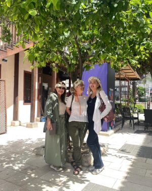 Belma Canciğer Instagram - Portakal çiçeği festivaline her sene gitmek isterdim bu sene gittim🙏yıllar önce eşimin memleketine gittiğimde de aynı duyguyu yaşamıştım, ne kadar samimi ne kadar içten insanlar💕festival çok güzeldi,o kadar çok etkinlik vardı ki! nereye yetişeceğimizi şaşırdık, hem gözümüz hem gönlümüz doydu,en çokda karnımız😀damdaki kebapçıyı asla unutmuycam💕çok teşekkürler🍊🍊🍊#adanaportakalçiçeğifestivali @nisandaadanada @adana.portakalcicegi @adana_kulturyolu
