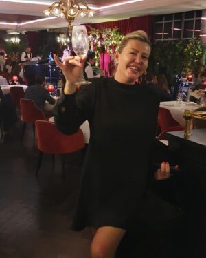 Belma Canciğer Instagram - What a wonderful world😍💃🎉bizim şarkımız, düğün şarkımız ve evren yine karşıma çıkardı😉tuttuğum şarkının bunun gelmesi, harika bir doğum günüydü, mekan seçiminde canım kızım @ecesumujde 💕canım dostlarım, arkadaşlarım,arayanlarım, soranlarım, storylerinde paylaşanlarım, hayatımın mihenk taşları, yaş almak ne güzell şey aslında,sevdiklerinle beraber büyümek çoğalmak yaşlanmak🙏🧿ve de canımm @ganimujde çok şanslıyım, sensiz hiçbirşey bu kadar güzel olamazdı❤️💃