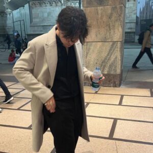 Belma Canciğer Instagram - Daha dün ilkokula başladığın cool adımlarınla hangi ara üniversiteli oldun sen,en güzel yol arkadaşım benim😉Milan’ı altüst ettik bee ana oğul😅en güzel yaşlarını en harika şekilde yaşa💃gez,toz, eğlen, arada bir derste çalış tabi😉hayat yolun hep açık olsun, hayat seni hep senin gibi iyi insanlarla karşılaştırsın🙏hayat başarın olsun,seni bu dünyada herkesten çok seven annen🤍 @ardamujde