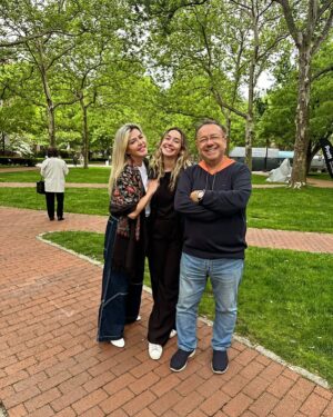 Belma Canciğer Instagram - Beş yıl önce seni bu okula bıraktığımızda dört kişi gelmiş, üç kişi ayrılmıştık, bu kez kardeşinde üniversiteli olduğu için ve finalleri olduğu için üç kişiyiz ama kalplerimiz bir🙏seninle ne kadar gurur duysam az, bitirme projenin sergiye çıkması bizi daha da gururlandırdı, seni çok seviyoruz💕prensesimiz artık prenseslikten kraliçeğe terfi etti👑bahtın ve tahtın güzel olsun🧿🙏darısı kardeşininde başına😉inanıyorum ki! sizler gibi pırlantalar olduğu sürece bu ülkenin sırtı yere gelmez💕😘 @ecesumujde @ardamujde @ganimujde #prattinstitute