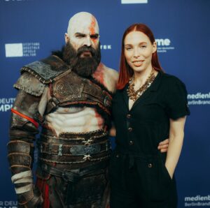 Ben Schamma Instagram - Famauly Portrait 🖤 Always a team 💪🏻 Swipe for after show reality 😅🙈

Thank you @eosandy_ for the pretty pic! 

#kratos #cosplay #crafting #godofwar #redcarpet #marriagegoals @deutschercomputerspielpreis