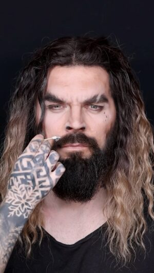 Ben Schamma Instagram - The nostrils play a very important part in this cosplay transformation 🤭

✨Maybe this makeup timelapse helps you a little to see how @majafelicitasb transforms me into Aquaman. There are so many things we can do to change our appearance for cosplay, sometimes it involves drawing on fake nostrils with a black eyeliner 🤷🏻‍♂️

What’s your weirdest cosplay makeup gig? Fake nostrils anyone?

#cosplay #cosplaytransformation #makeup #makeupartist #makeuptransformation #sfxmakeup #jasonmomoa #aquaman