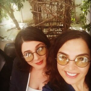 Benian Dönmez Instagram - Gözlük kardeşliği🌺👠💃🏻🕶🕶🕶 @sevilaki