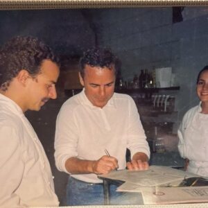 Benito Molina Instagram - Bon voyage chef 🥂 Ayer emprendió el viaje uno de los cocineros más importantes de los noventas en Nueva York.  Un personaje adelante del tiempo, cocina honesta sin frivolidades, donde los ingredientes frescos eran la prioridad. La vida nos regaló la oportunidad de darle de comer un par de veces, en la Embotelladora Vieja. Fue un momento que siempre ha estado en mi corazón, años después nos encontramos en el restaurante de Jean Georges, nos saludamos con mucho gusto y le contó a sus amigos y a nuestro anfitrión lo bien que cenó con nosotros allá por el año de 1999. Descansa en paz artista, muchos cocineros del mundo jamás te olvidaremos 🤍🤍🤍 #Bouley #Chef #Leyenda