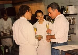 Benito Molina Instagram - Bon voyage chef 🥂 Ayer emprendió el viaje uno de los cocineros más importantes de los noventas en Nueva York.  Un personaje adelante del tiempo, cocina honesta sin frivolidades, donde los ingredientes frescos eran la prioridad. La vida nos regaló la oportunidad de darle de comer un par de veces, en la Embotelladora Vieja. Fue un momento que siempre ha estado en mi corazón, años después nos encontramos en el restaurante de Jean Georges, nos saludamos con mucho gusto y le contó a sus amigos y a nuestro anfitrión lo bien que cenó con nosotros allá por el año de 1999. Descansa en paz artista, muchos cocineros del mundo jamás te olvidaremos 🤍🤍🤍 #Bouley #Chef #Leyenda