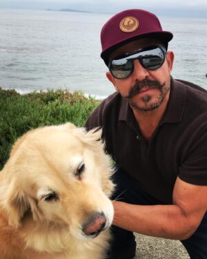 Benito Molina Instagram - Hace una semana perdimos a nuestra querida Uva, parte muy importante de la familia, como dice la canción: “Algo se muere en el alma cuando un amigo se va.” Adiós amiga, compañera y muchas cosas más, pasamos momentos inolvidables juntos, a lo largo de trece años. Siempre en nuestros corazones, gracias a todos los que nos han enviado mensajes de amor.🤍Ya nos veremos en Mictlán 🌈🤟🏽🍏