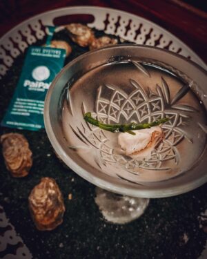 Benito Molina Instagram - ¡Buen viernes! La barra de Manzanilla te espera con un “ Oyster dirty Martini” Elaborado con el maravilloso ostion “Pai Pai” de nuestros amigos de @bajashellfishfarms  Salucita 🦪🍸🤟🏽🍏