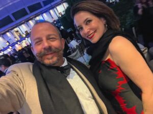 Benito Molina Instagram - Love is in the air 🤍 Felicidades a los doscientos cincuenta;  carnalas y carnanales !!!! Muchas gracias @cmexicana 🇲🇽
