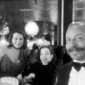 Benito Molina Instagram - Nunca imaginé que existiera tanto amor en mi corazón,  hasta el día que te conocí, Oliva. Muchas gracias esposita por darme el mayor regalo de la vida 🤍 Felicidades a todos los papás 🥂🥂🥂