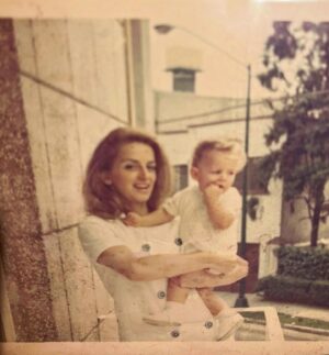 Benito Molina Instagram - Hoy se cumplen cinco años del día más triste de mi vida, dicen que el tiempo lo cura todo pero, me sigue doliendo como el primer día. La extraño tanto 🤍 Díganle cuanto quieren a su mamá todos los días.