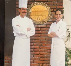 Benito Molina Instagram - Feliz día de san Valentín amorcito, yo sé que es tu favorito 🤍🤍🤍 Por 100 años más juntos en la cocina, love you🧑‍🍳 👨‍🍳🔥 La ultima foto es de los cuetes el día de la boda.