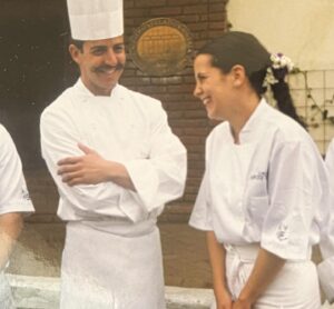 Benito Molina Instagram - Feliz día de san Valentín amorcito, yo sé que es tu favorito 🤍🤍🤍 Por 100 años más juntos en la cocina, love you🧑‍🍳 👨‍🍳🔥 La ultima foto es de los cuetes el día de la boda.