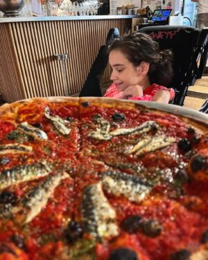Benito Molina Instagram - Amor marino, pizza de sardinas y anchoas en la mítica Marsella. 🤍🤟🏽🍏