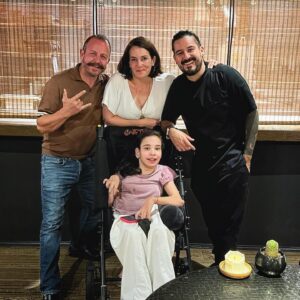 Benito Molina Instagram - Qué alegría es ver a un hermano triunfar fuera de México 🇲🇽 ¡Grande Paquito! Parece que fue ayer cuando té despedimos en Manzanilla, antes de iniciar tu aventura Catalana, y no hace quince años. Siempre supimos que la sacarías del estadio. Felicidades a todo el equipo, tremendos 🥂🤟🏽🍏
