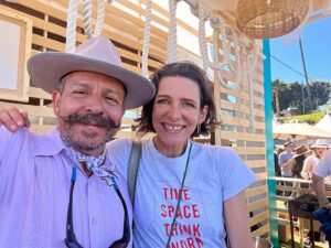 Benito Molina Instagram - Antes de que pase mas tiempo aquí están algunas de las fotos del festival “Las Conchas y el Vino Nuevo”  Evento único en el mundo, donde se juntan tres sectores muy importantes para el puerto de Ensenada. Enología, acuacultura y gastronomía, durante tres días hay seminarios en la universidad con los productores de conchas, chefs invitados de diferentes regiones del país, al igual que del extranjeros. El segundo día tuvimos “Mesas Marinas” una idea que tuvimos hace algunos años, donde veinte comensales comparten mesa con acuacultor y un productor de vinos atendidas por el chef anfitrión y un chef invitado ejecutando una carta a base de conchas maridado con vinos blancos y rosados a punto de salir al mercado. El domingo más de cincuenta restaurantes, ochenta vinícolas, chefs invitados, productores de conchas y también algunos dedicados a la escama agasajan a más de dos mil visitantes. También tuvimos un after conchas en Manzanilla, como podrán ver las tocayas se la pasaron de lujo. Muchas gracias a todos productores, viticultores, restaurantes y chefs que nos acompañaron este año 🙏🏼 En mi nunca humilde opinión como dice mi estimado chef Herrera : Las Conchas y el Vino Nuevo son por mucho el mejor evento que tenemos en Ensenada. Así que ya saben, los esperamos el año próximo con todo gusto, en este maravilloso rincon de nuestro país, gracias a mi querida cenicienta del Pacífico 🤍🦪🤘🏽🍏