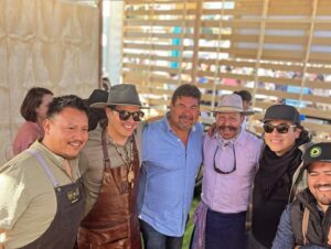 Benito Molina Instagram - Antes de que pase mas tiempo aquí están algunas de las fotos del festival “Las Conchas y el Vino Nuevo”  Evento único en el mundo, donde se juntan tres sectores muy importantes para el puerto de Ensenada. Enología, acuacultura y gastronomía, durante tres días hay seminarios en la universidad con los productores de conchas, chefs invitados de diferentes regiones del país, al igual que del extranjeros. El segundo día tuvimos “Mesas Marinas” una idea que tuvimos hace algunos años, donde veinte comensales comparten mesa con acuacultor y un productor de vinos atendidas por el chef anfitrión y un chef invitado ejecutando una carta a base de conchas maridado con vinos blancos y rosados a punto de salir al mercado. El domingo más de cincuenta restaurantes, ochenta vinícolas, chefs invitados, productores de conchas y también algunos dedicados a la escama agasajan a más de dos mil visitantes. También tuvimos un after conchas en Manzanilla, como podrán ver las tocayas se la pasaron de lujo. Muchas gracias a todos productores, viticultores, restaurantes y chefs que nos acompañaron este año 🙏🏼 En mi nunca humilde opinión como dice mi estimado chef Herrera : Las Conchas y el Vino Nuevo son por mucho el mejor evento que tenemos en Ensenada. Así que ya saben, los esperamos el año próximo con todo gusto, en este maravilloso rincon de nuestro país, gracias a mi querida cenicienta del Pacífico 🤍🦪🤘🏽🍏