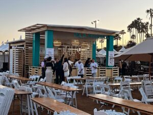 Benito Molina Instagram - Antes de que pase mas tiempo aquí están algunas de las fotos del festival “Las Conchas y el Vino Nuevo”  Evento único en el mundo, donde se juntan tres sectores muy importantes para el puerto de Ensenada. Enología, acuacultura y gastronomía, durante tres días hay seminarios en la universidad con los productores de conchas, chefs invitados de diferentes regiones del país, al igual que del extranjeros. El segundo día tuvimos “Mesas Marinas” una idea que tuvimos hace algunos años, donde veinte comensales comparten mesa con acuacultor y un productor de vinos atendidas por el chef anfitrión y un chef invitado ejecutando una carta a base de conchas maridado con vinos blancos y rosados a punto de salir al mercado. El domingo más de cincuenta restaurantes, ochenta vinícolas, chefs invitados, productores de conchas y también algunos dedicados a la escama agasajan a más de dos mil visitantes. También tuvimos un after conchas en Manzanilla, como podrán ver las tocayas se la pasaron de lujo. Muchas gracias a todos productores, viticultores, restaurantes y chefs que nos acompañaron este año 🙏🏼 En mi nunca humilde opinión como dice mi estimado chef Herrera : Las Conchas y el Vino Nuevo son por mucho el mejor evento que tenemos en Ensenada. Así que ya saben, los esperamos el año próximo con todo gusto, en este maravilloso rincon de nuestro país, gracias a mi querida cenicienta del Pacífico 🤍🦪🤘🏽🍏