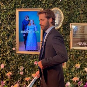 Benjamín Alfonso Instagram - Ayer @chenetflix nos invitó al tremendo @teatrocolon para la #falsajoda de @nicoocchiato y @florjazminpe ideal para los románticos 🌹❤️ #bridgerton 
Aguanten las declaraciones de 𝓐𝓶𝓸𝓻