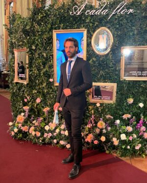 Benjamín Alfonso Instagram - Ayer @chenetflix nos invitó al tremendo @teatrocolon para la #falsajoda de @nicoocchiato y @florjazminpe ideal para los románticos 🌹❤️ #bridgerton 
Aguanten las declaraciones de 𝓐𝓶𝓸𝓻